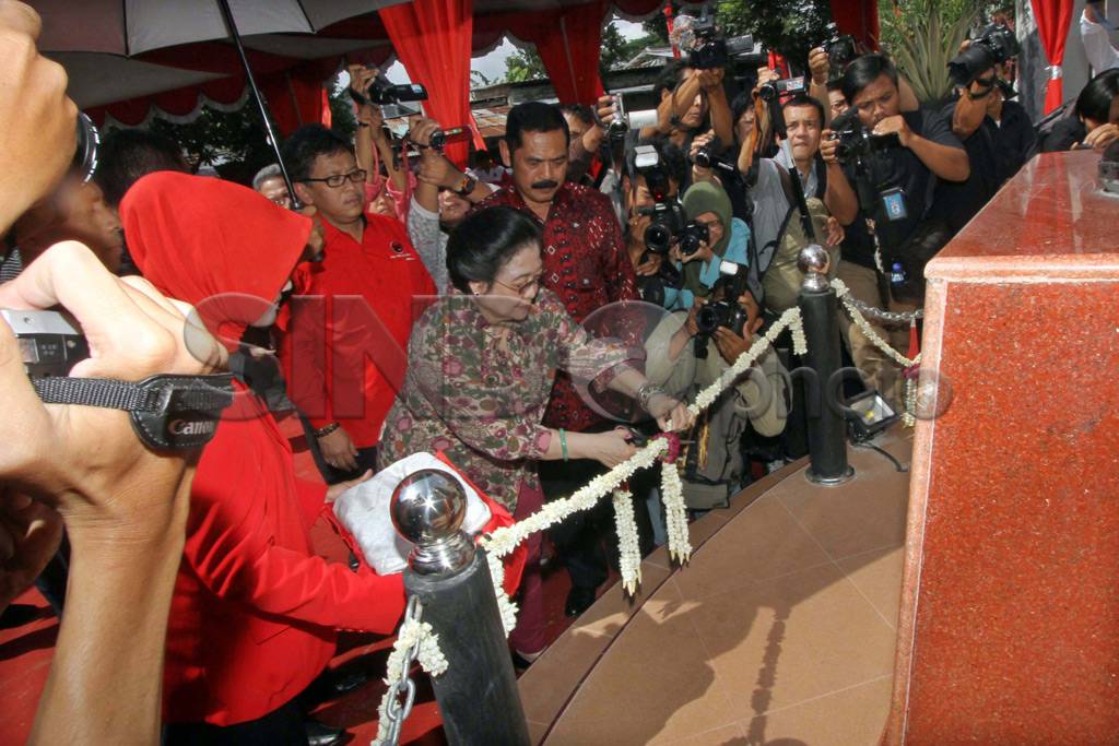 Megawati Resmikan Patung...