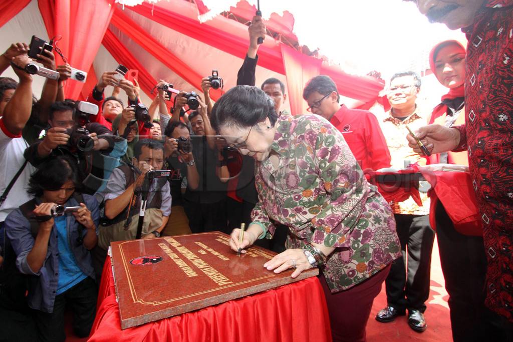 Megawati Resmikan Patung...