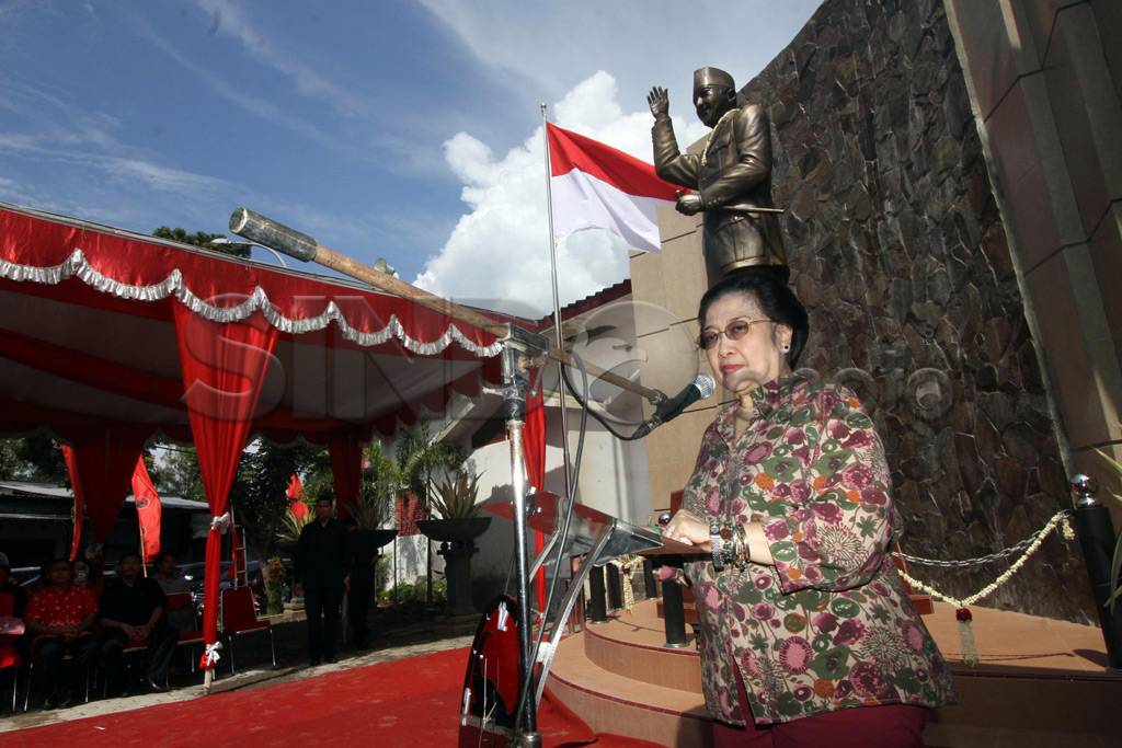 Megawati Resmikan Patung...