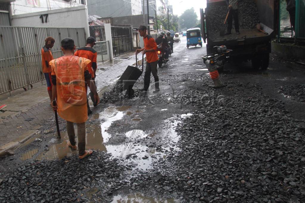 Perbaikan Jalan Rusak...