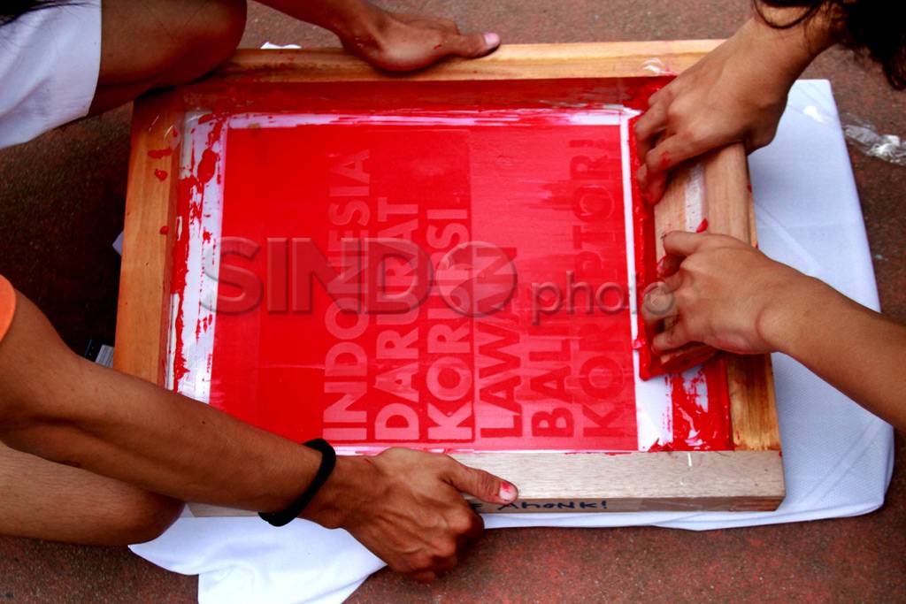 Dukung KPK, Warga Buka...