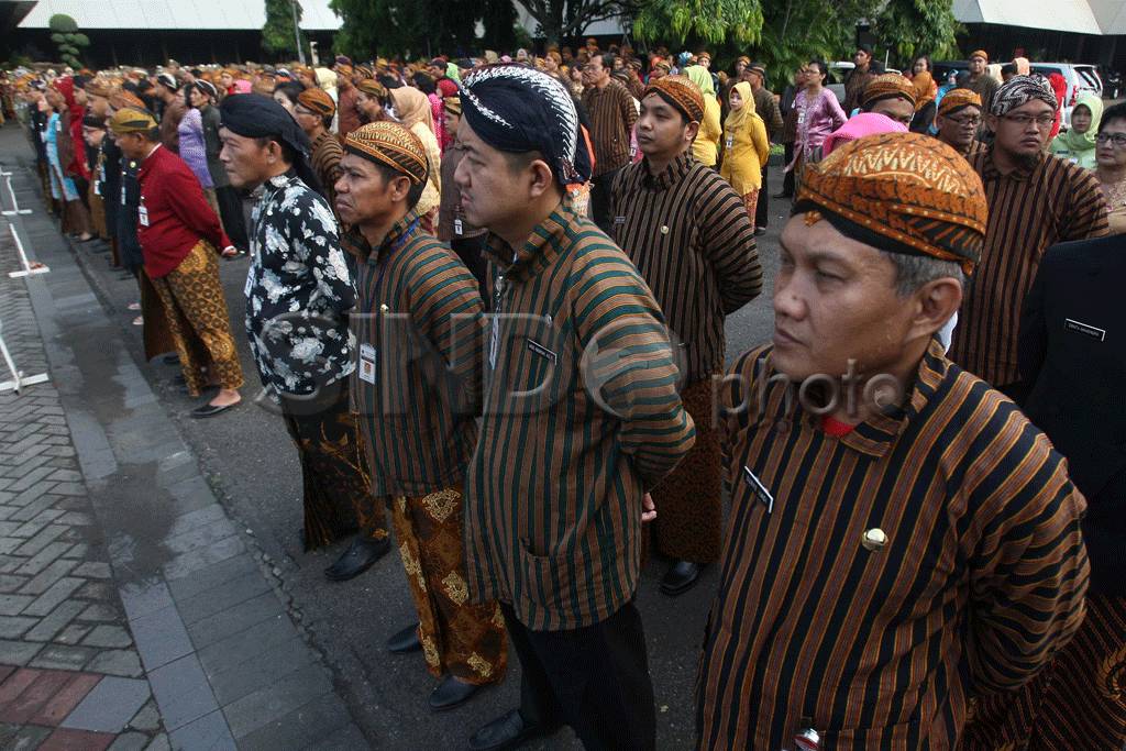 PNS Kenakan Baju Adat...
