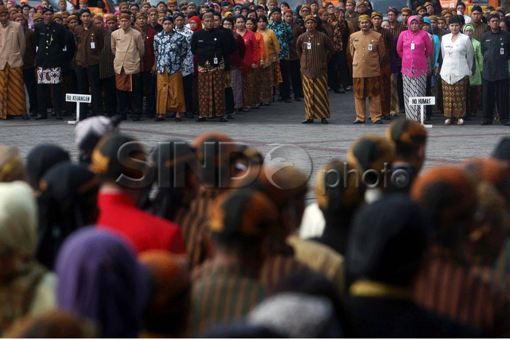 PNS Kenakan Baju Adat...