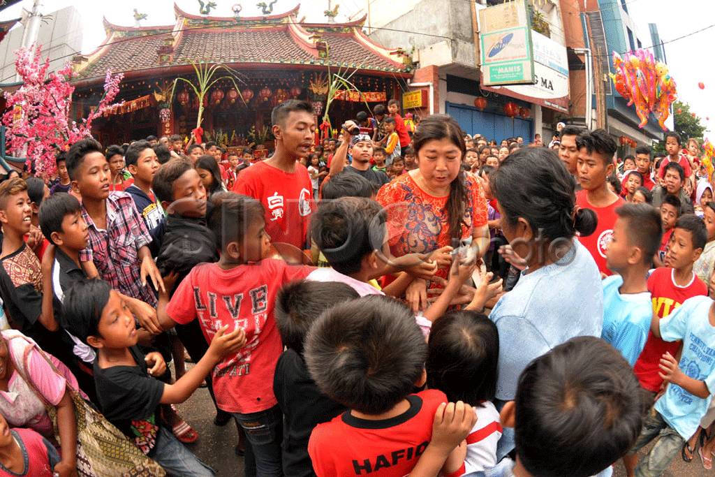 Ratusan Warga Berebut...