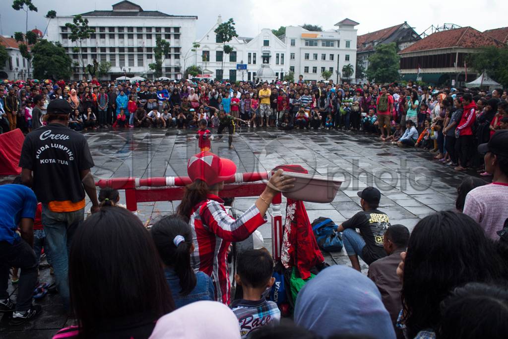 Libur Imlek, Warga Padati...