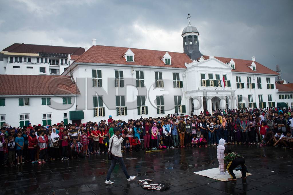 Libur Imlek, Warga Padati...