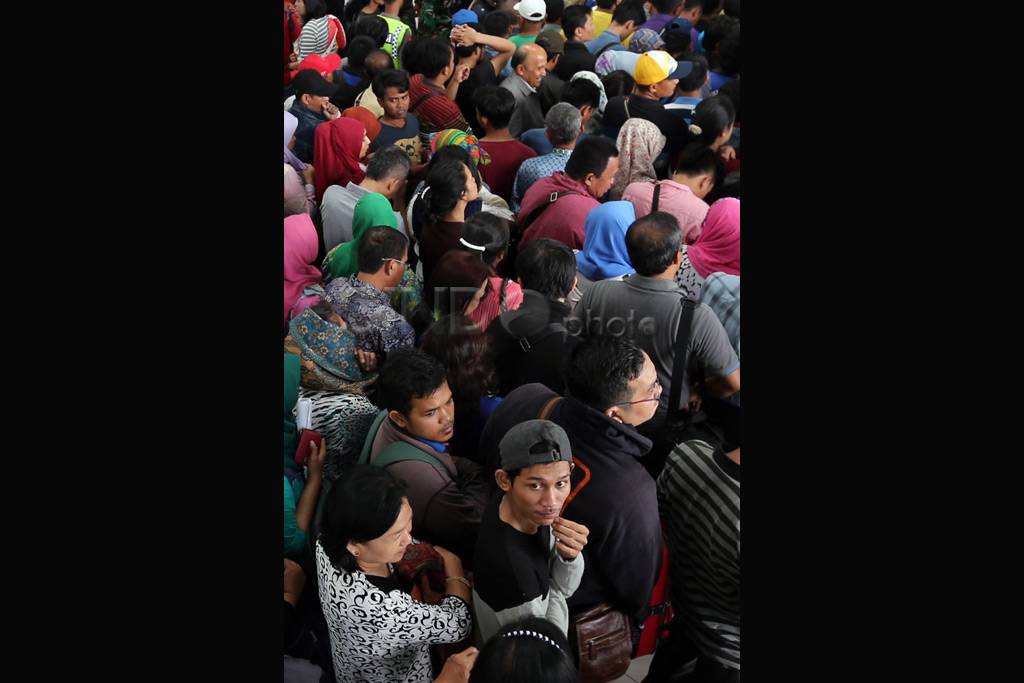 Ribuan Penumpang Antre...