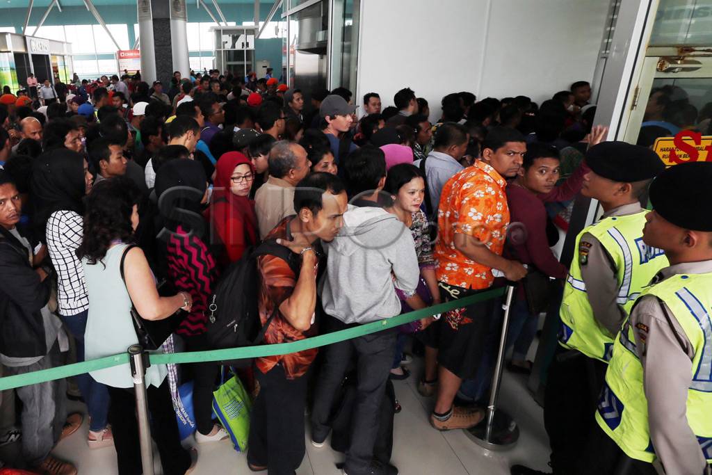 Ribuan Penumpang Antre...