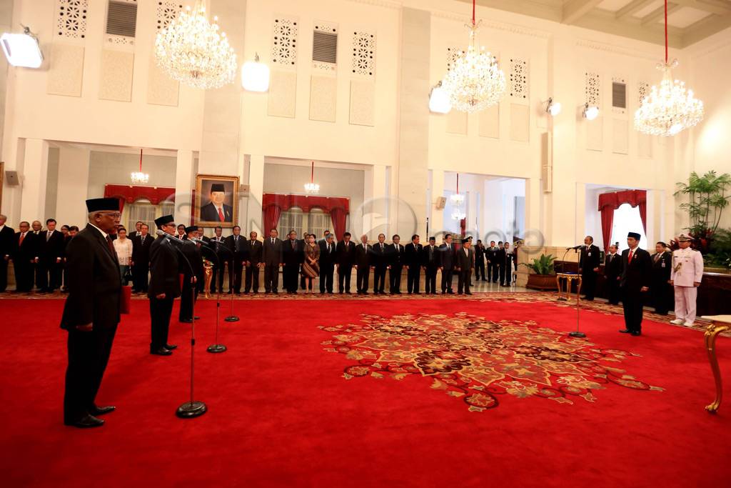 Presiden Jokowi Lantik...