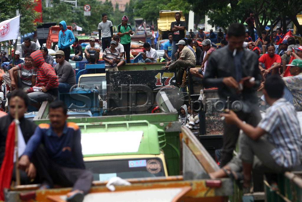 Ratusan Sopir Truk Tolak...