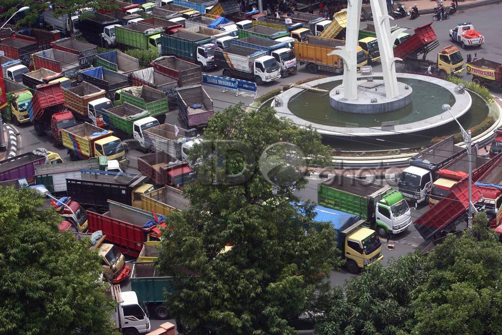 Ratusan Sopir Truk Tolak...