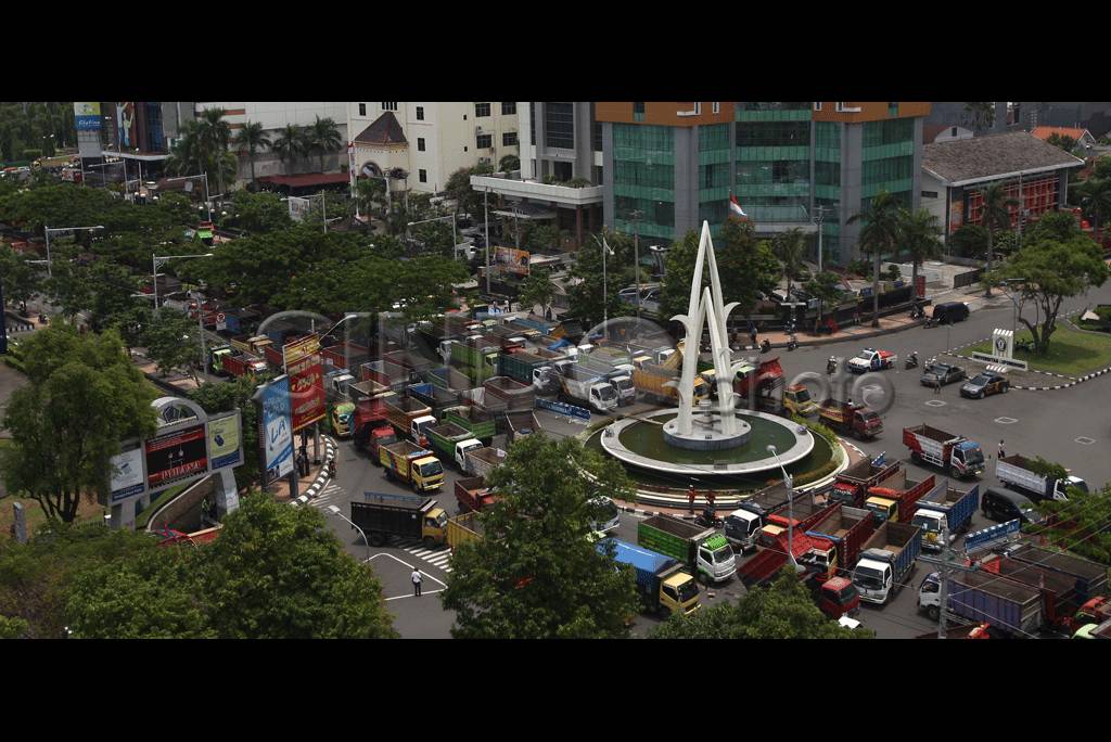 Ratusan Sopir Truk Tolak...
