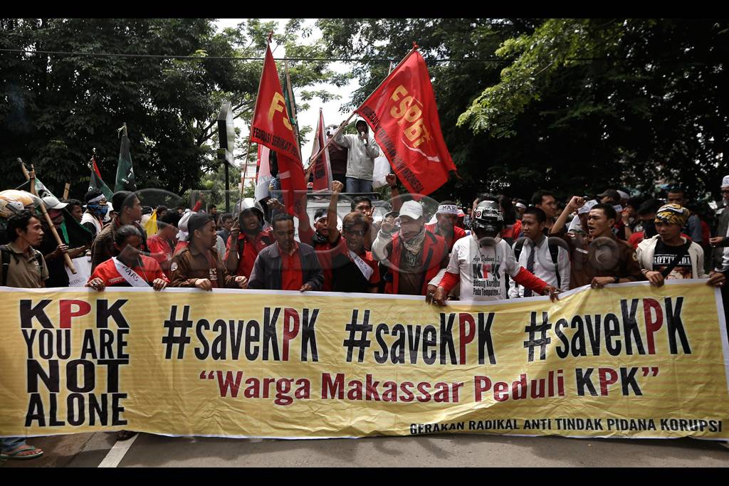 Ratusan Massa Aksi Unjuk...
