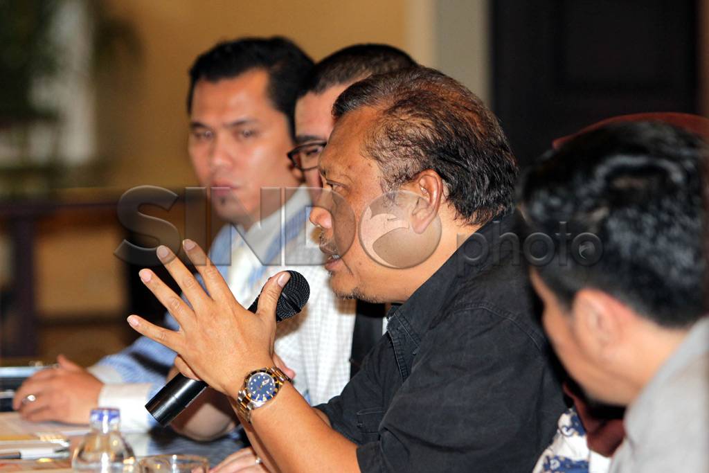 Sutan Bhatoegana Ajukan...