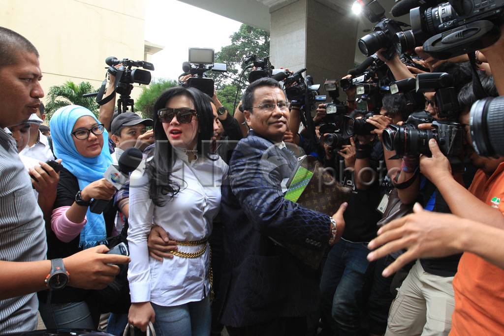 Syahrini Diperiksa Bareskrim...