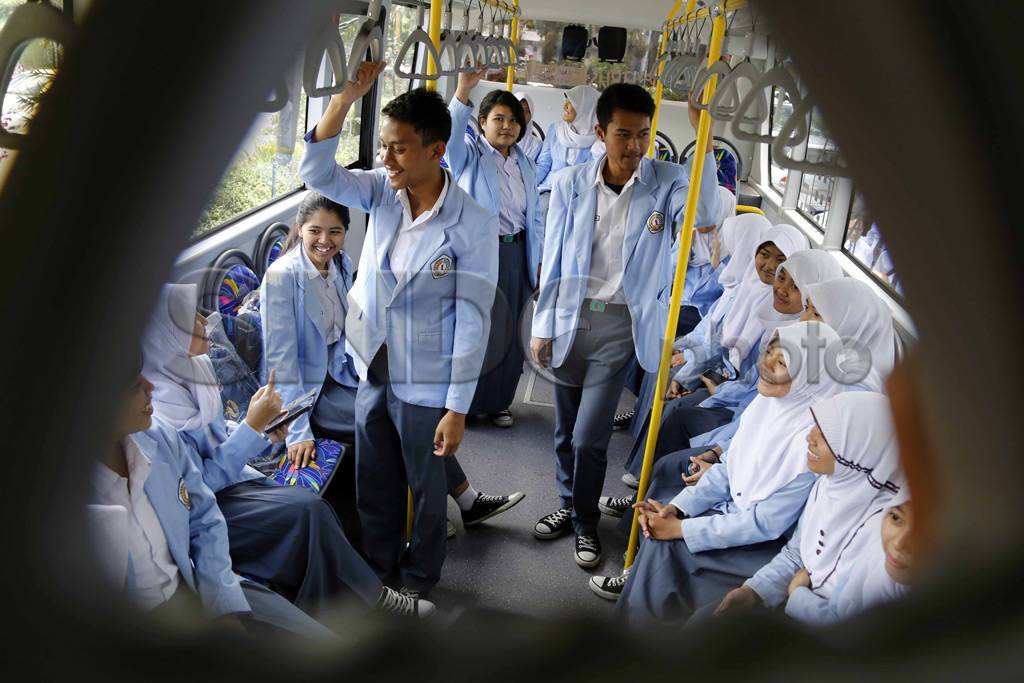 Bus Sekolah Gratis untuk...