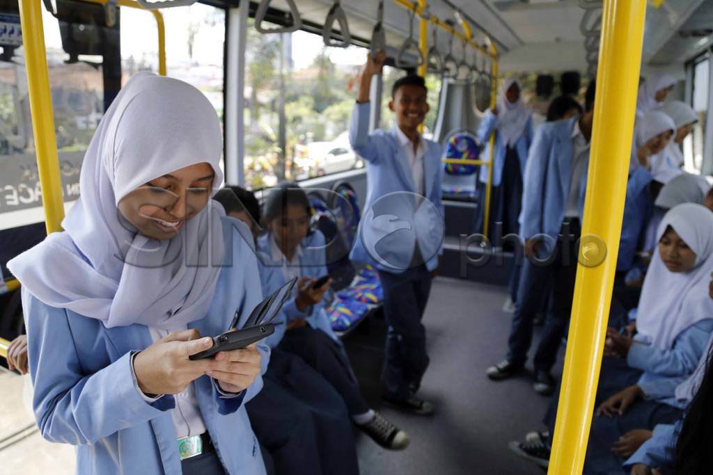 Bus Sekolah Gratis untuk...