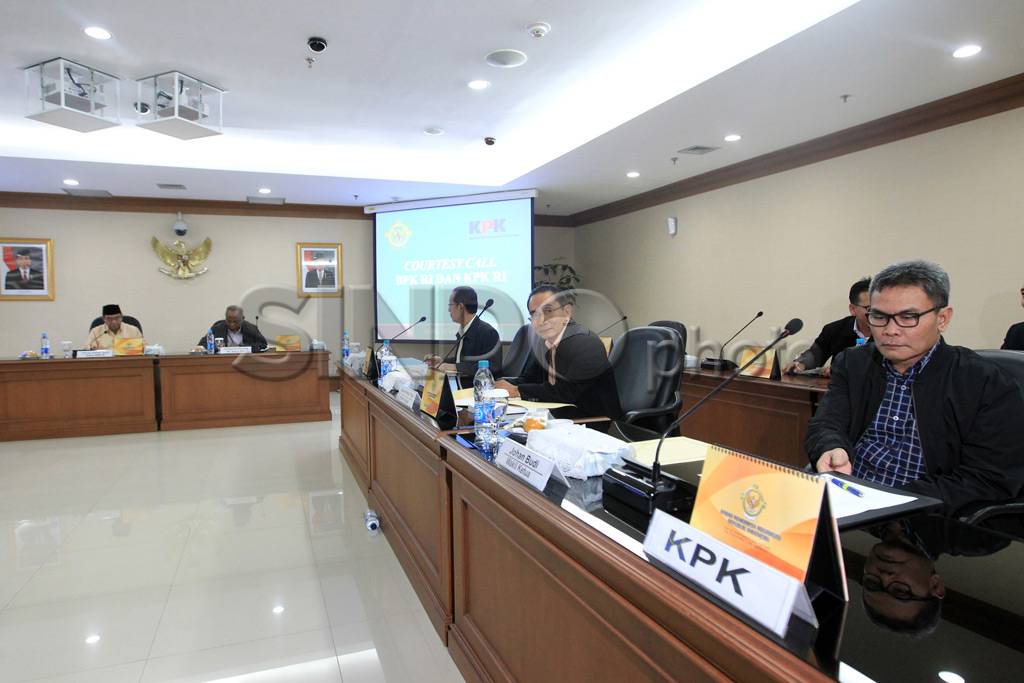 KPK Serahkan Laporan...