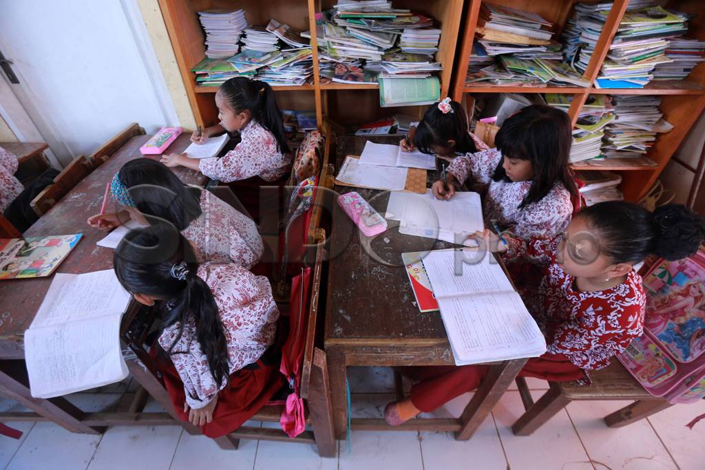Berhimpitan Untuk Belajar...