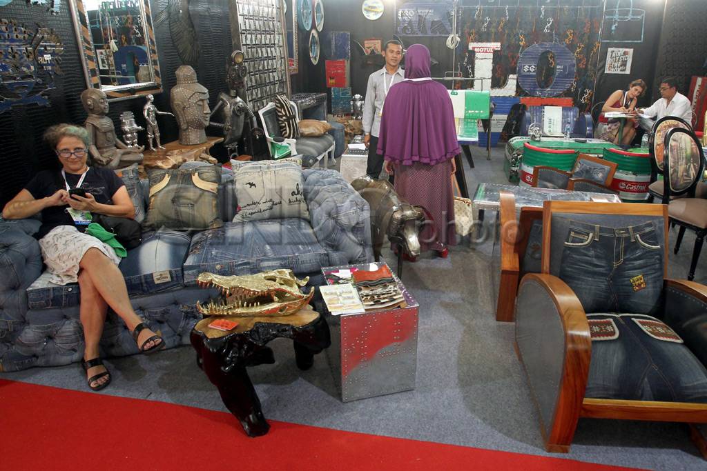 Pameran Furniture di...