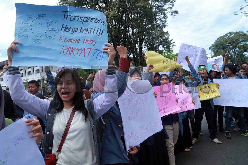 Mahasiswa Beri SP 1...