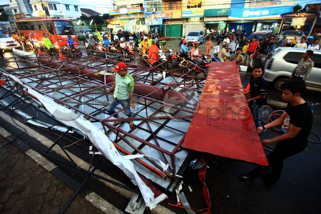 Papan Reklame Raksasa...