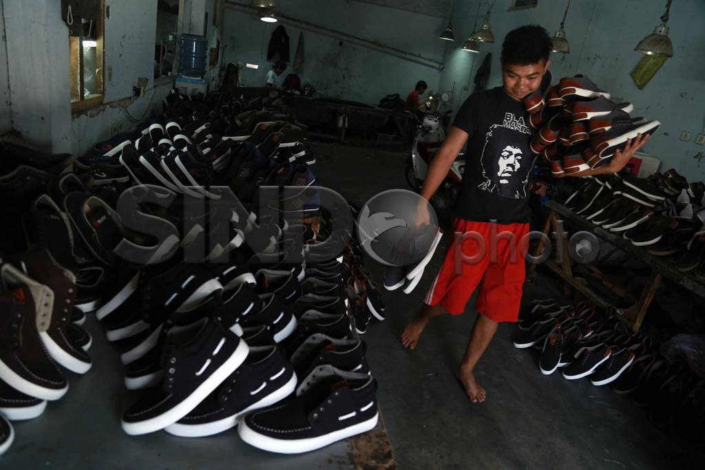 Melongok Sentra Sepatu...
