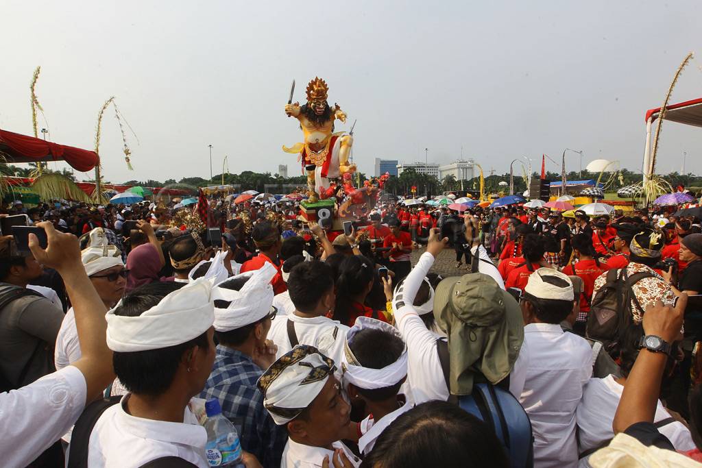 Umat Hindu Gelar Pawai...