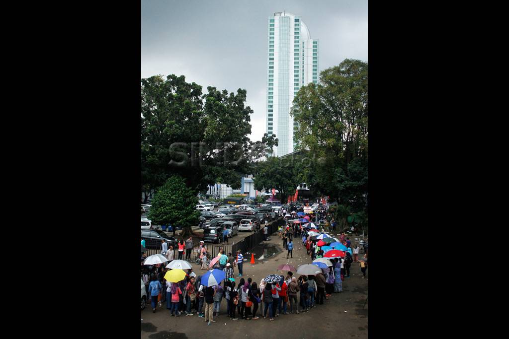 Antrean Panjang Penukaran...