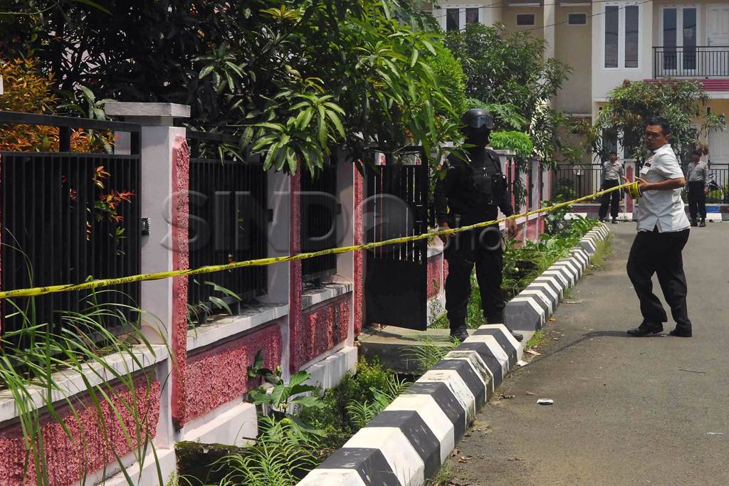 Polisi Geledah Rumah...