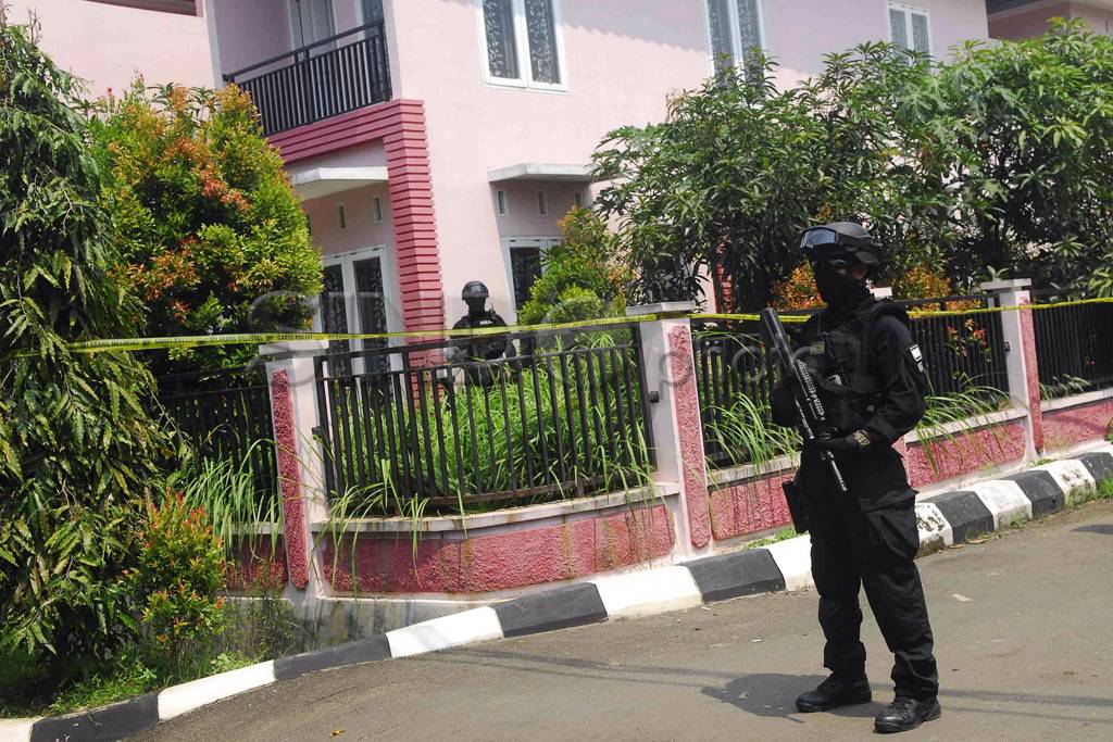 Polisi Geledah Rumah...