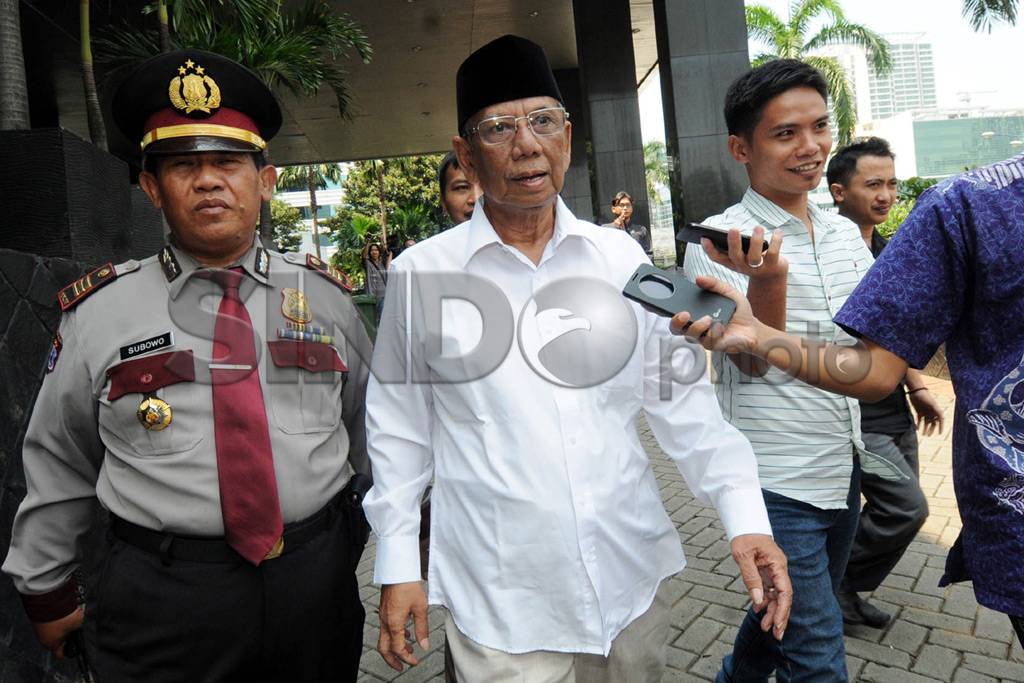 Hasyim Muzadi Jenguk...