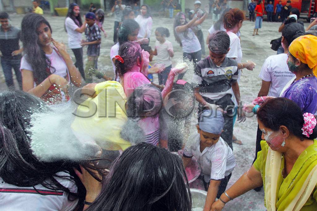 Kemeriahan Pesta Holi