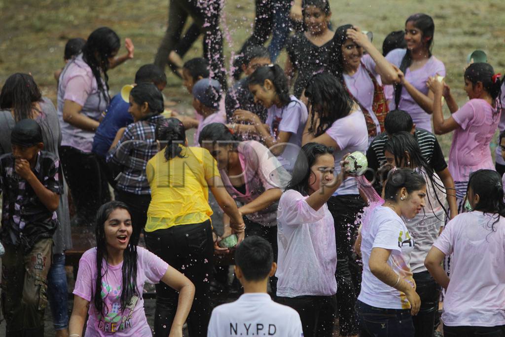 Kemeriahan Pesta Holi