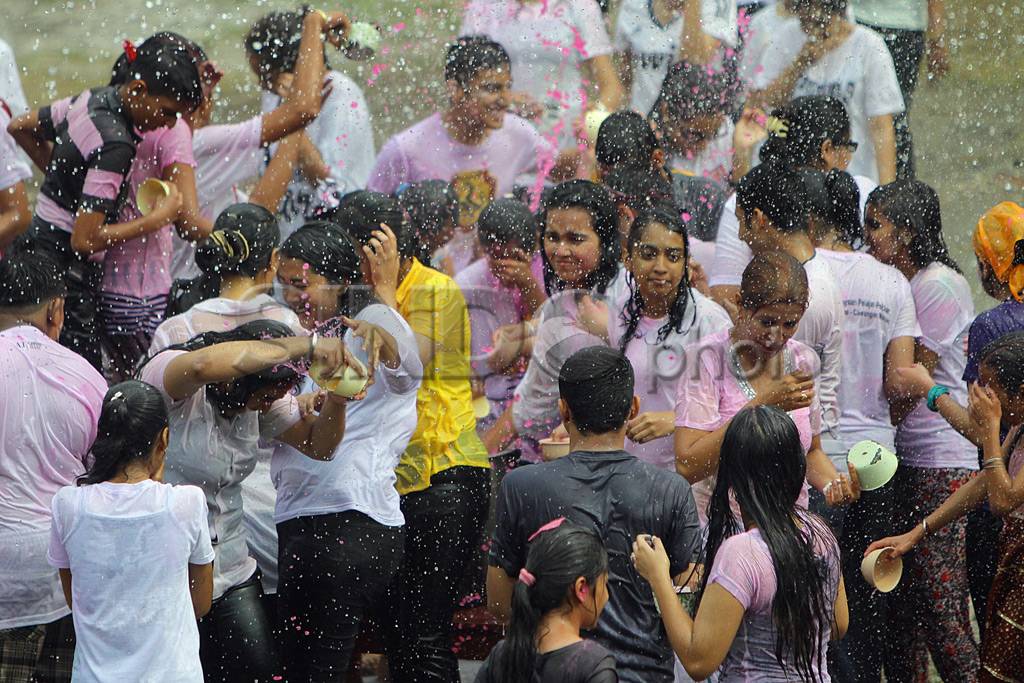 Kemeriahan Pesta Holi