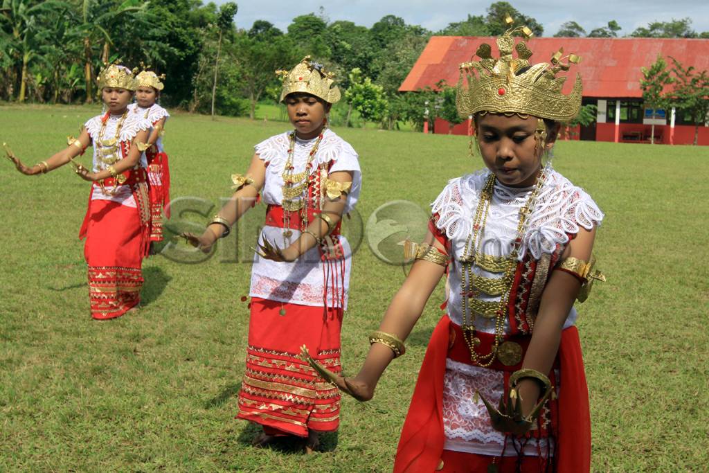 Melestarikan Tari Sigeh...