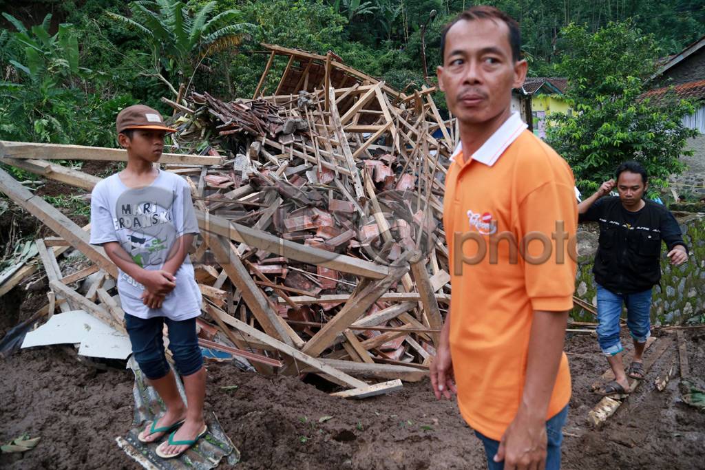 Longsor Timbun 9 Rumah...