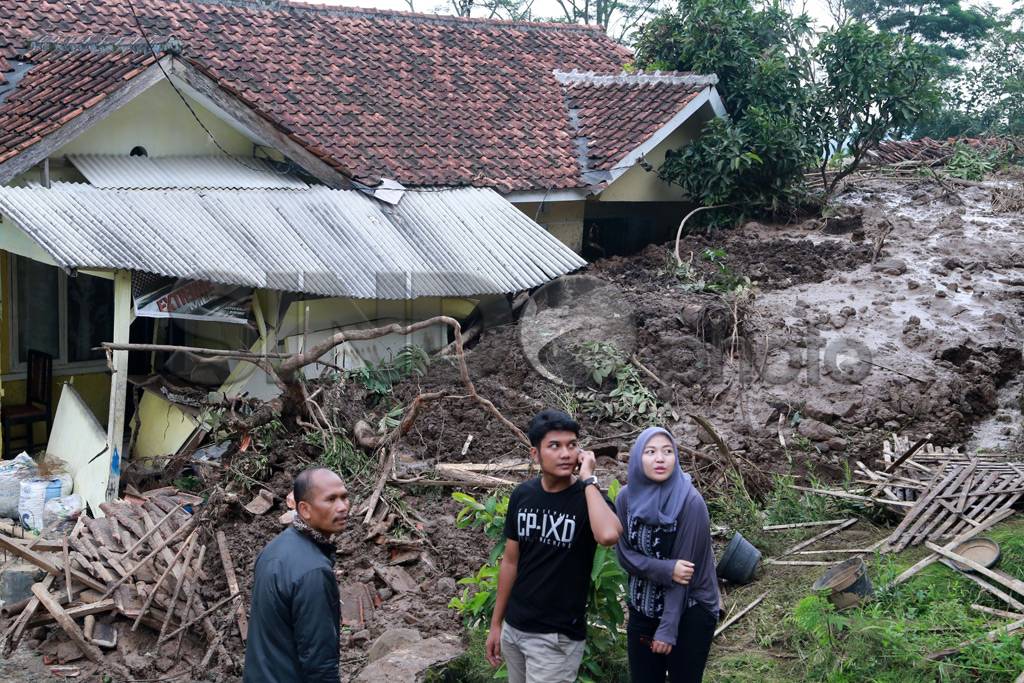 Longsor Timbun 9 Rumah...