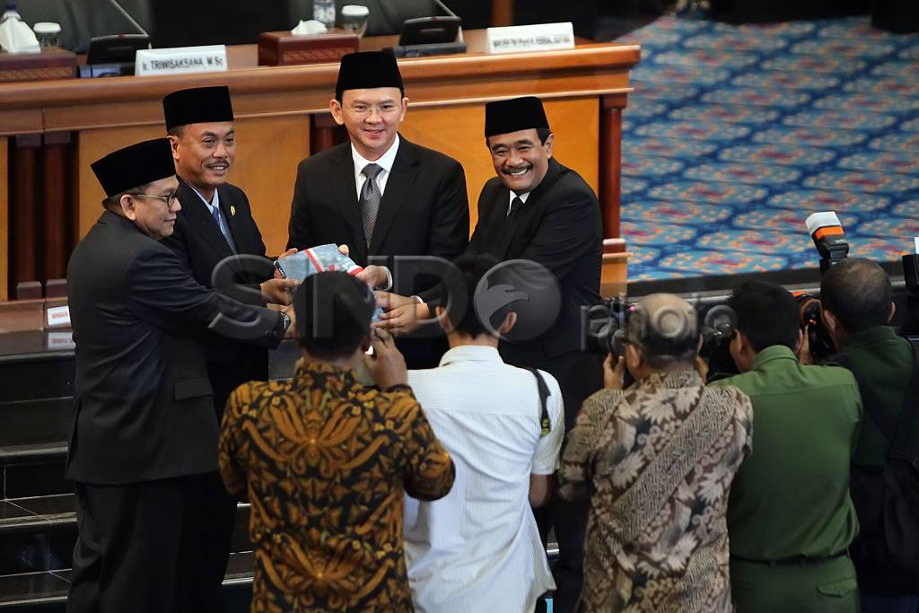 Ahok Sampaikan Laporan...