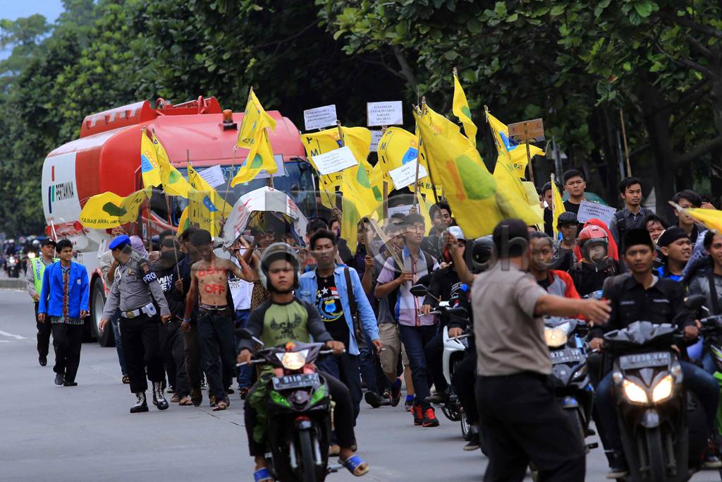 Aksi Dorong Motor Protes...