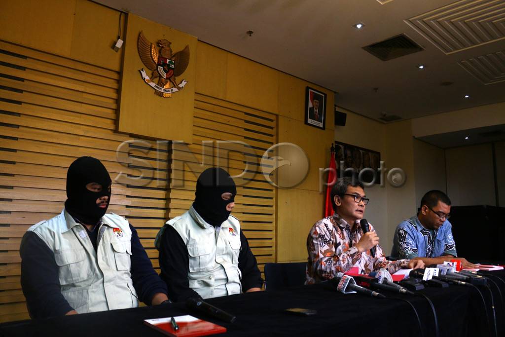 Barang Bukti Suap Anggota...