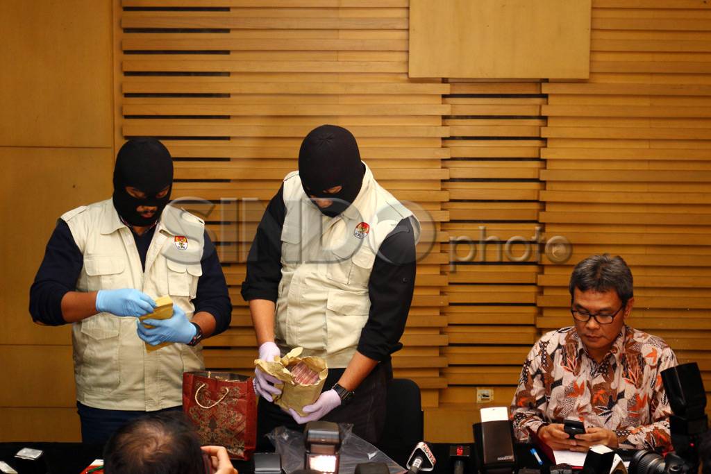 Barang Bukti Suap Anggota...