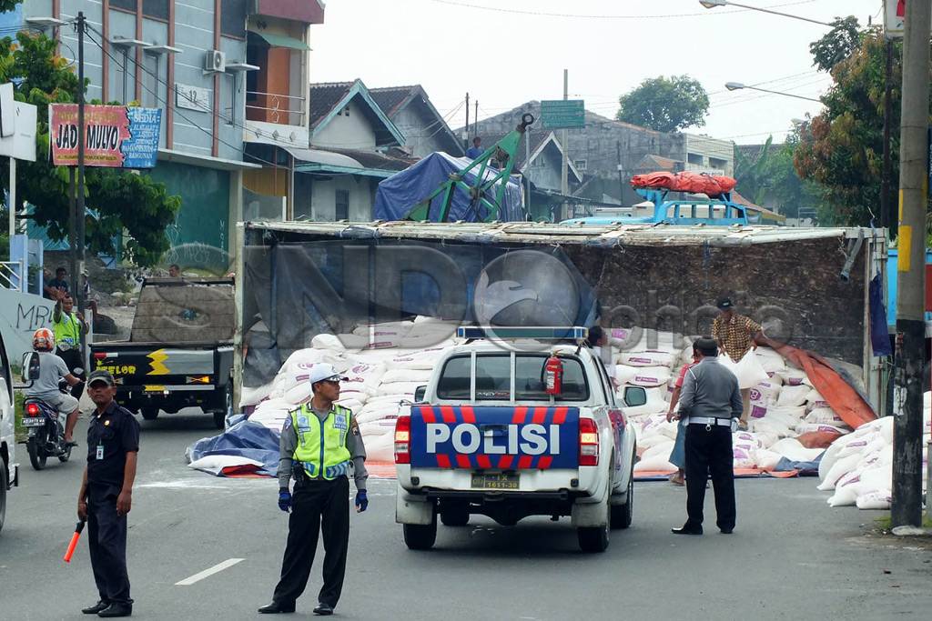 Truk Pengangkut Terigu...