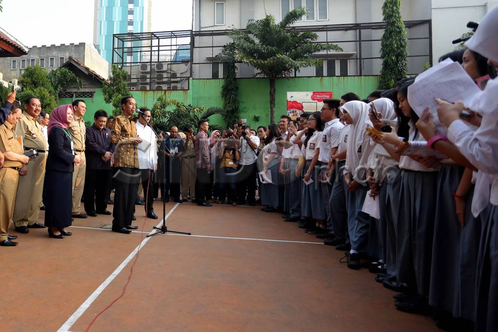 Presiden Jokowi Tinjau...
