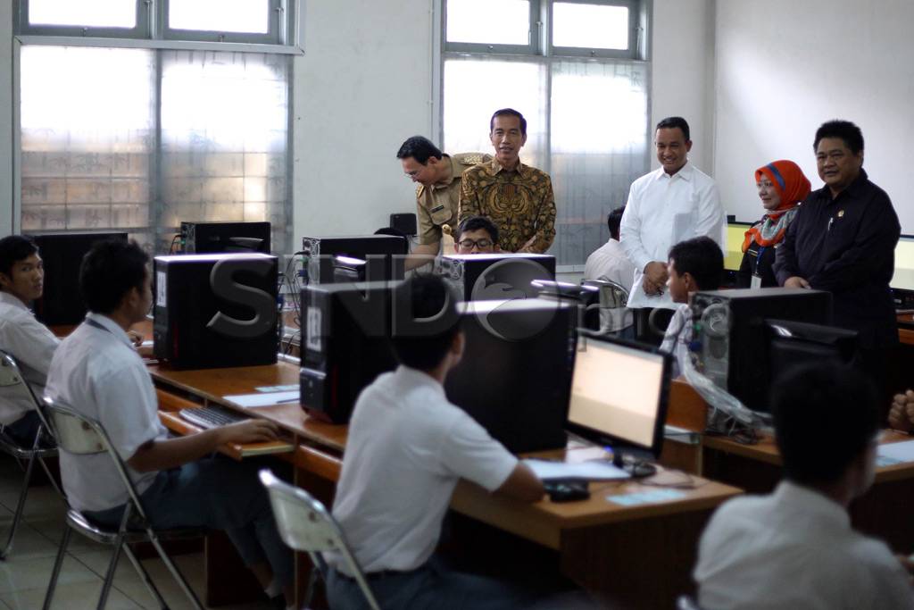 Presiden Jokowi Tinjau...