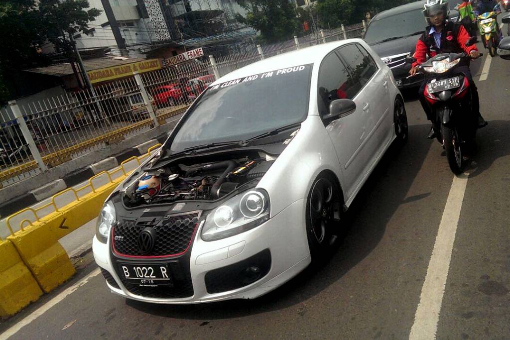 Mobil Kap Mesin Terbuka...