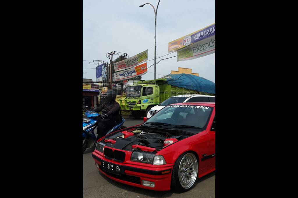 Mobil Kap Mesin Terbuka...