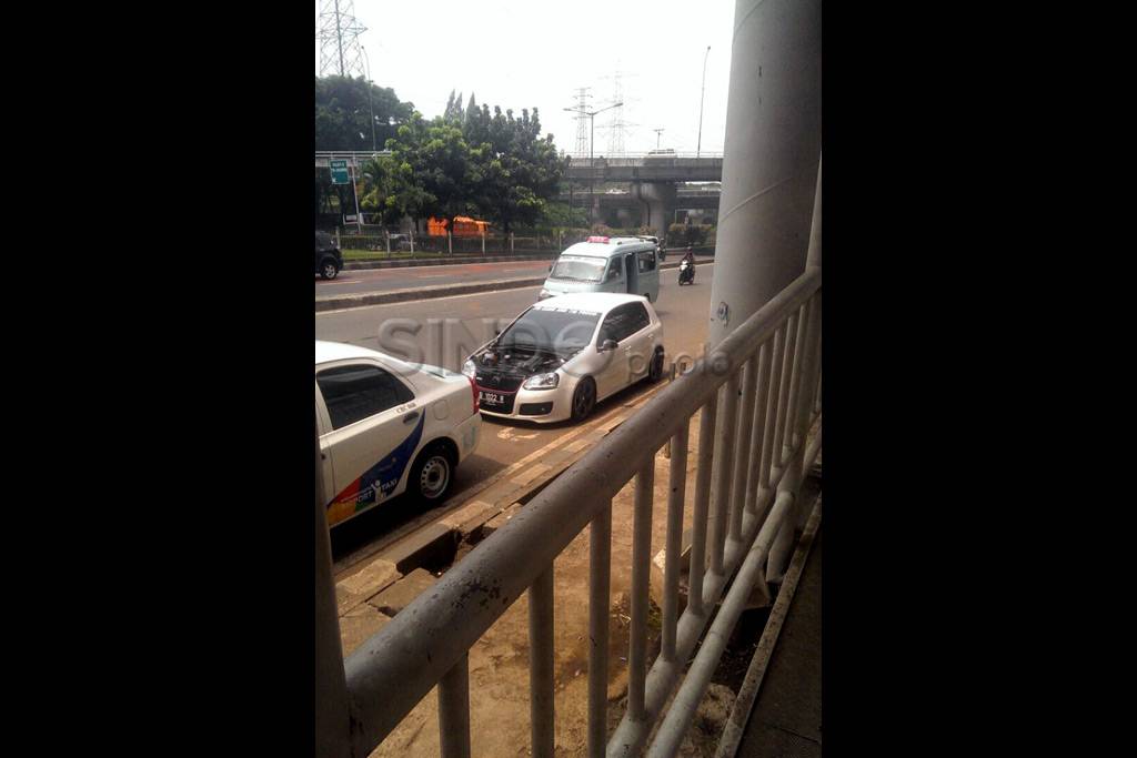 Mobil Kap Mesin Terbuka...