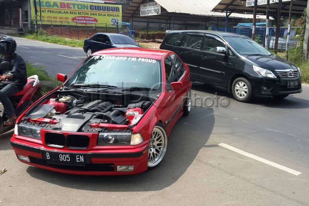 Mobil Kap Mesin Terbuka...