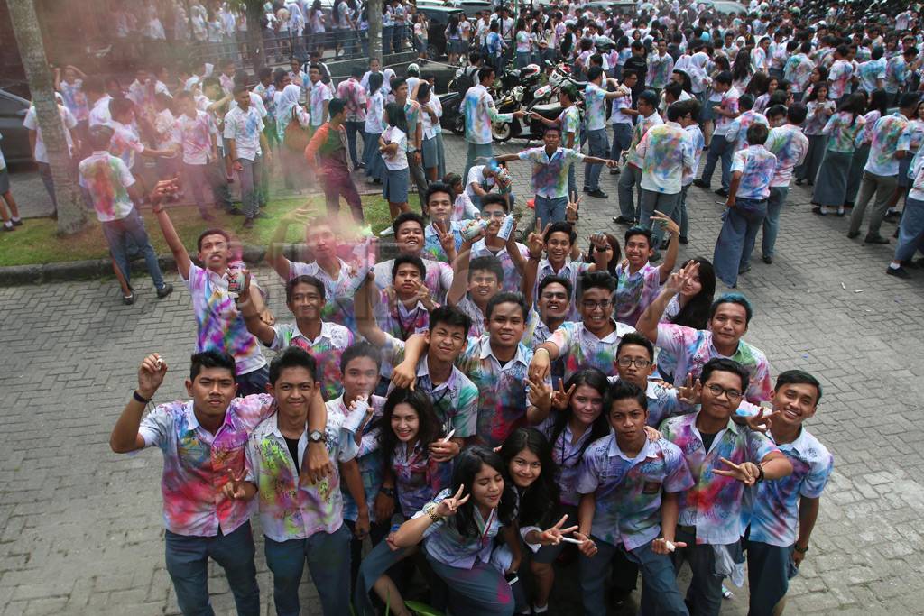 Aksi Corat-coret Seragam...